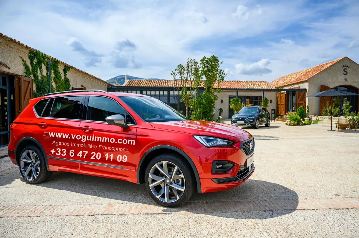 Agencia inmobiliaria de Alicante con coche cerca de una villa de lujo en Jávea.