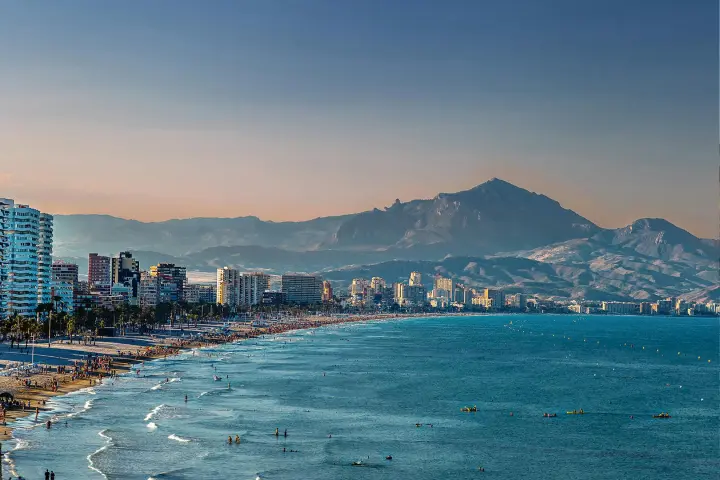 Vista aérea de la playa de Alicante - agencia inmobiliaria en España
