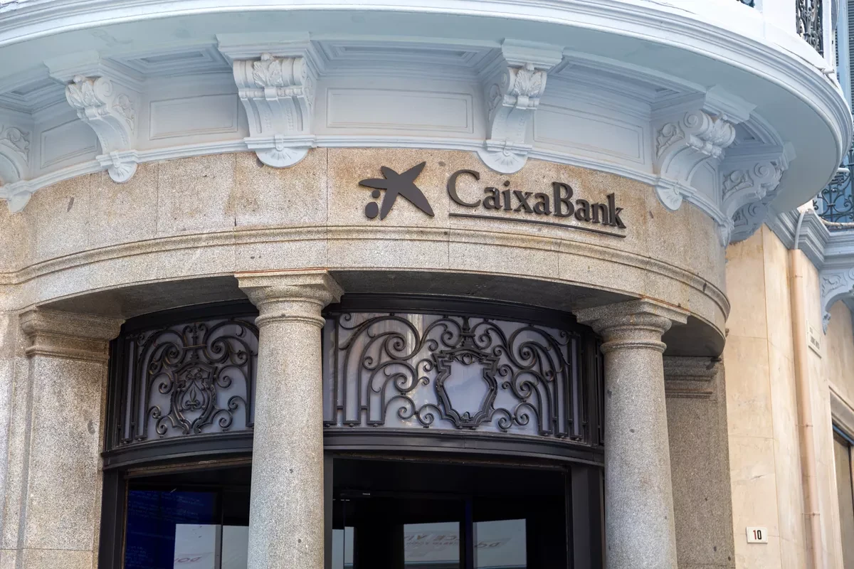 Façade d'une agence bancaire espagnole, étape clé pour un expatrié