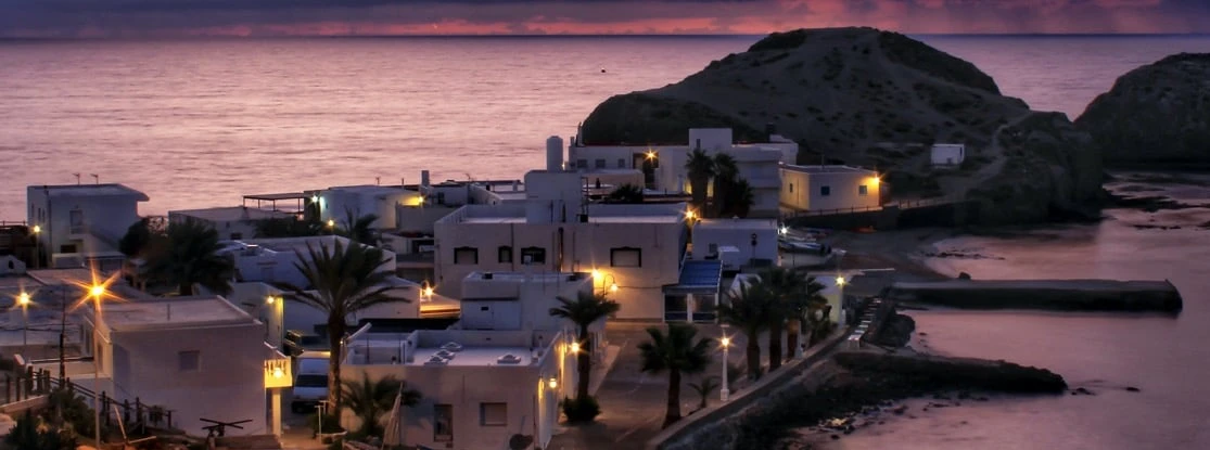 Vue d'une plage et d'appartements abordables sur la Costa de Almería, une zone pas chère en Espagne
