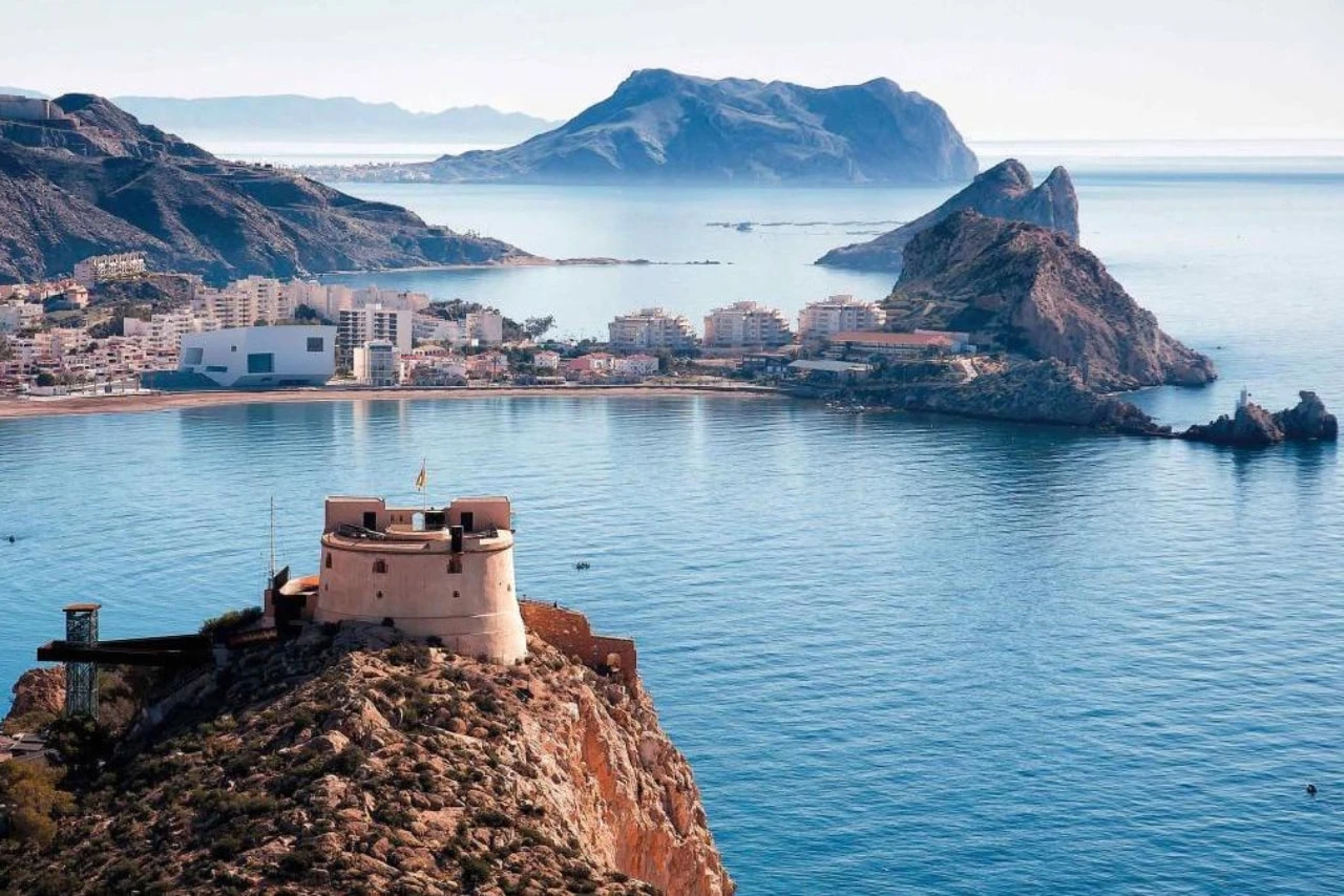 Vue de la côte de la Costa Cálida à Murcie, une des zones côtières les moins chères d'Espagne