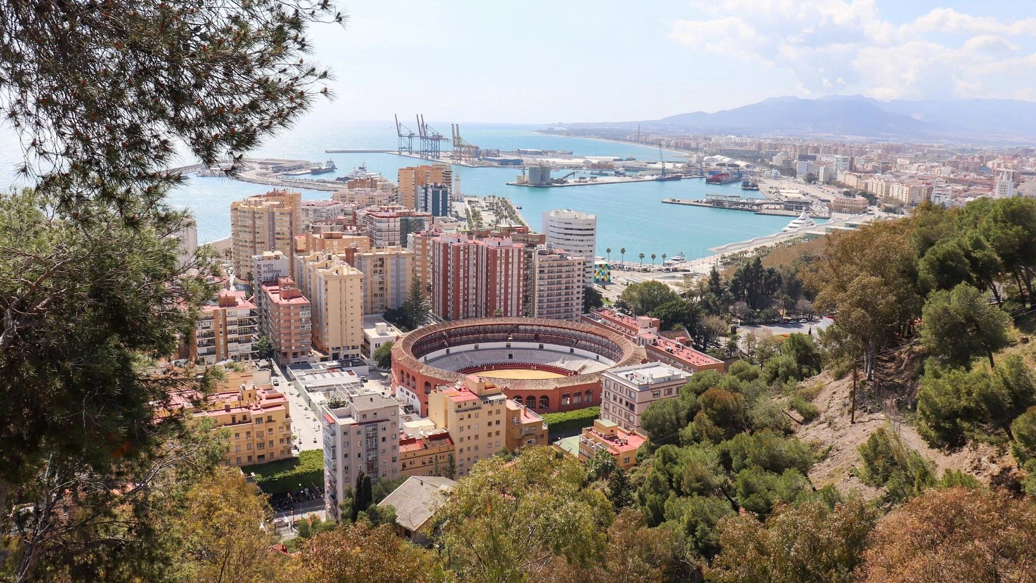Vue d'une ville espagnole moderne comme Valence ou Malaga, symbolisant l'opportunité d'investissement immobilier