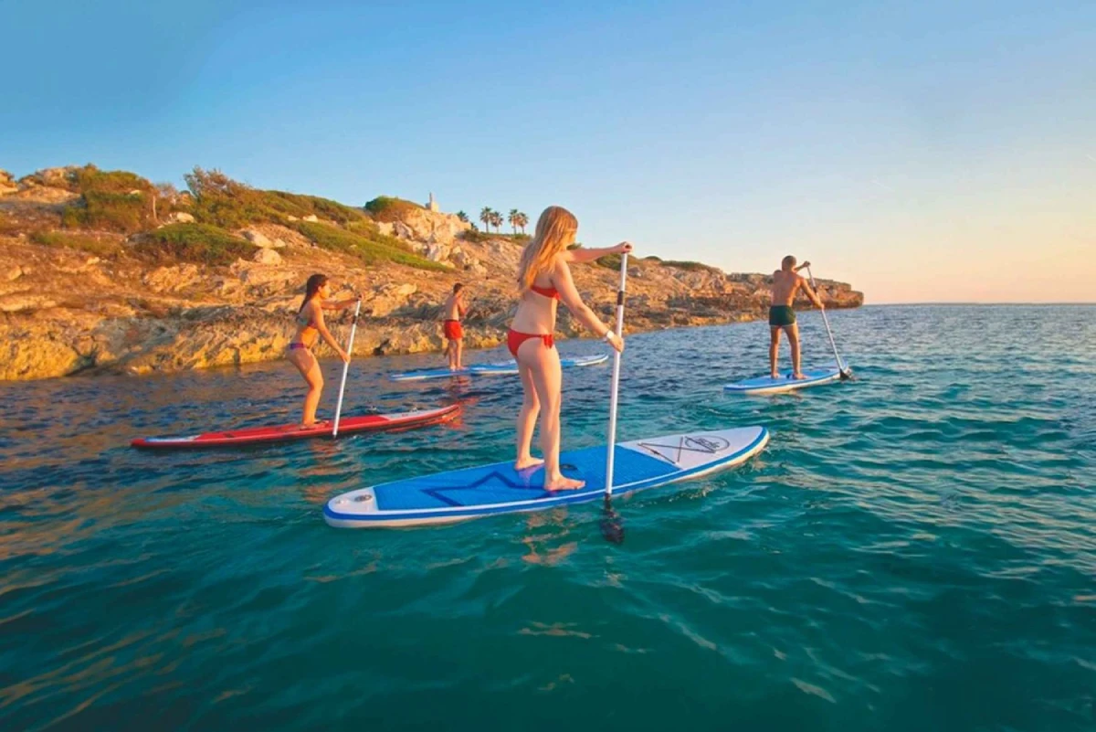 Personne faisant du paddle surf dans une crique d'Alicante