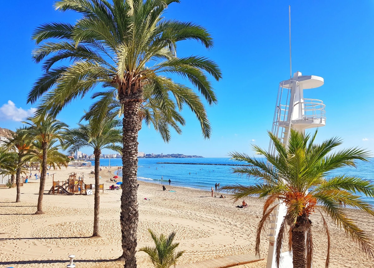 Plage ensoleillée d'Alicante sur la Costa Blanca