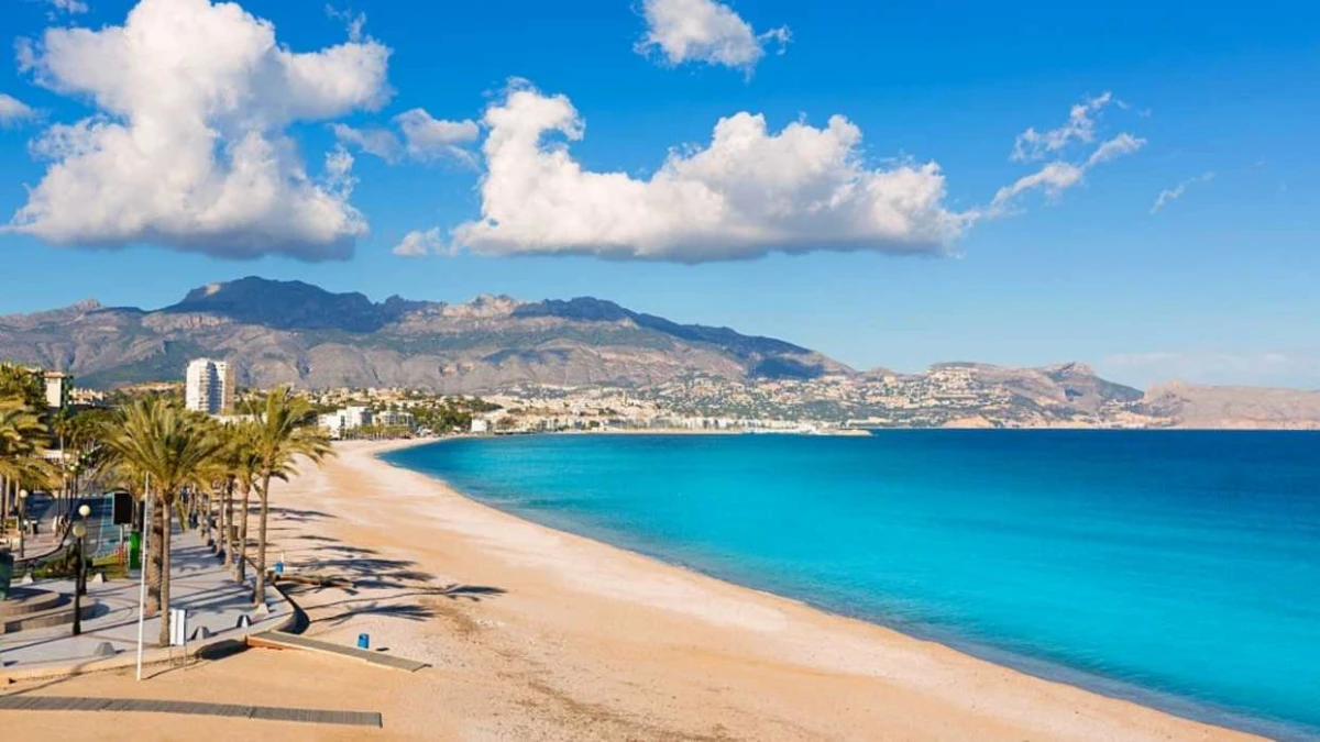 Playa soleada en la Costa Blanca de España durante el verano