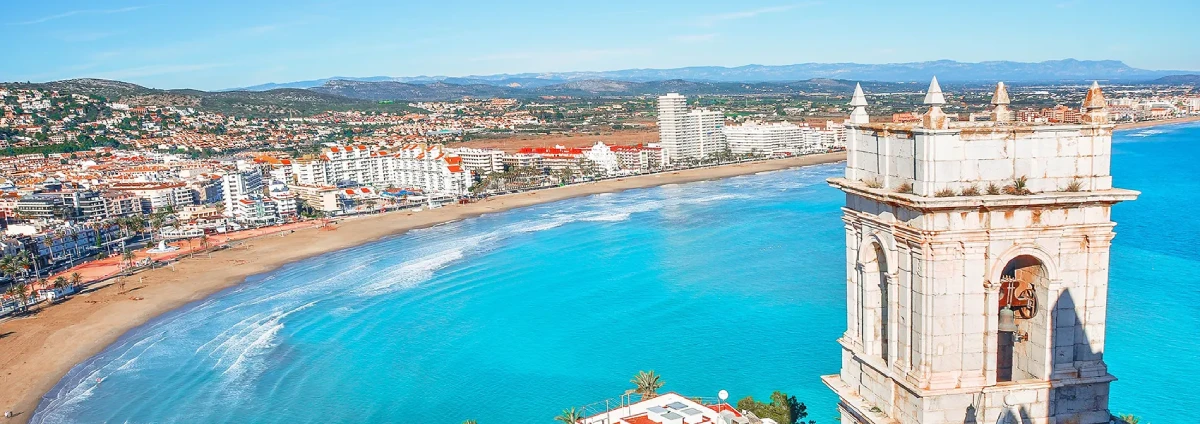 Playa soleada en Valencia, ilustrando el clima mediterráneo ideal para el sector inmobiliario