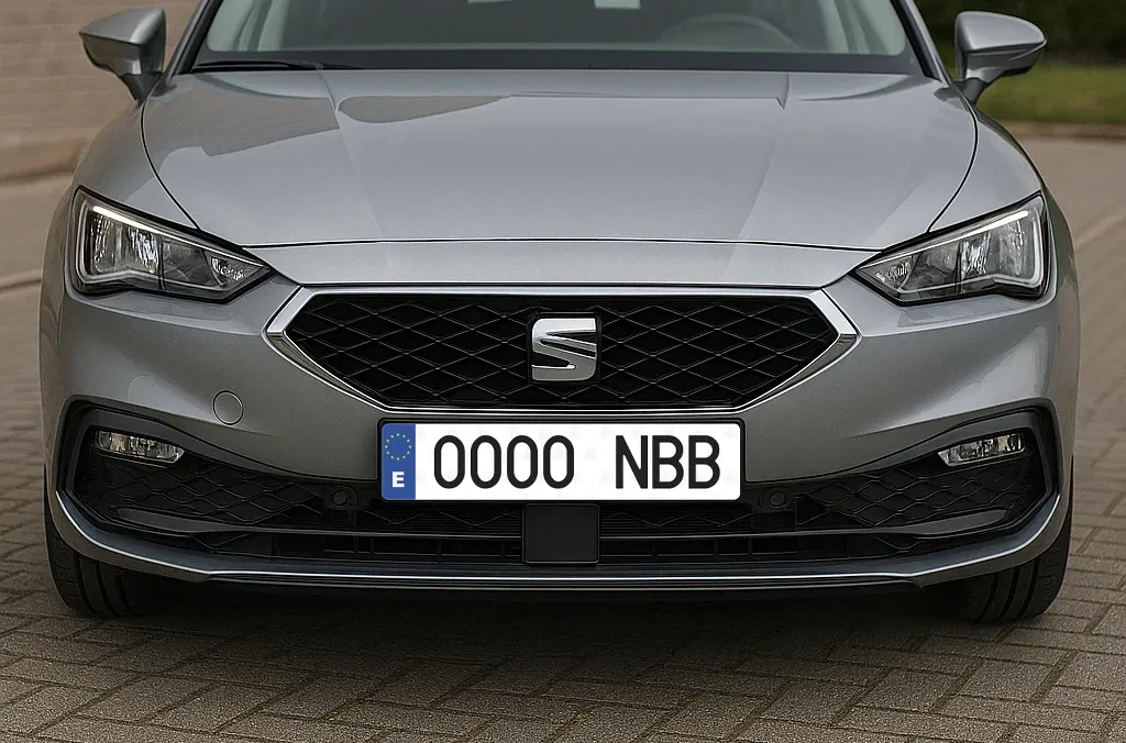 Gros plan sur une plaque d'immatriculation espagnole neuve