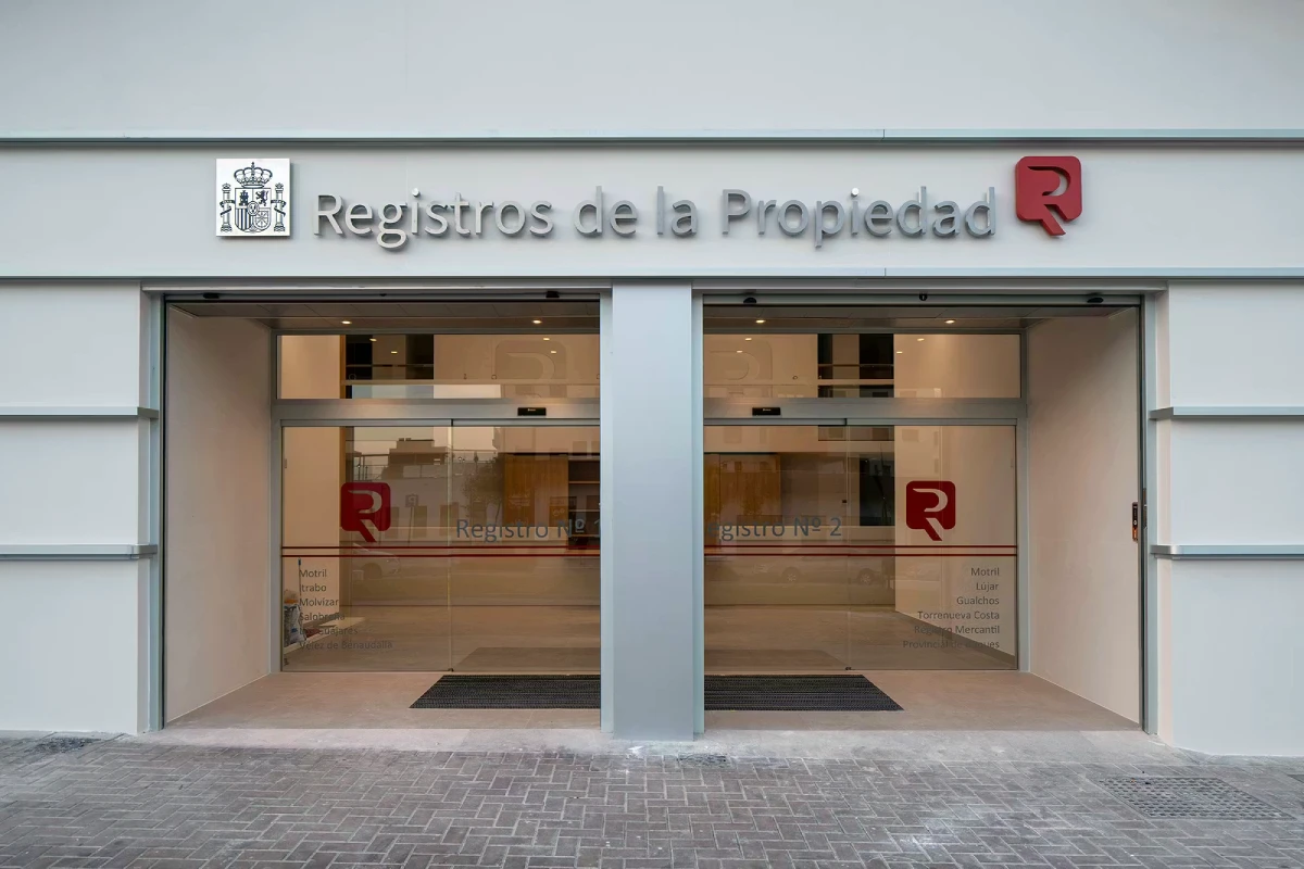 Façade d'un bureau du Registre de la Propriété (Registro de la Propiedad) en Espagne