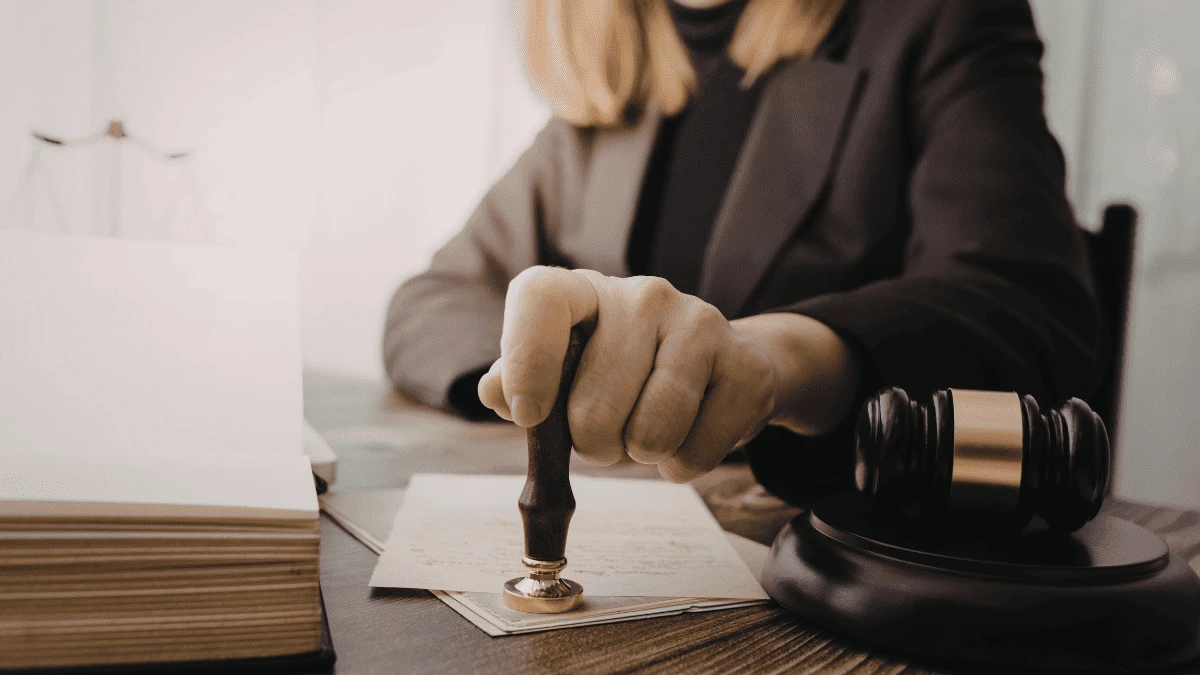 Signature d'un document officiel chez un notaire en Espagne