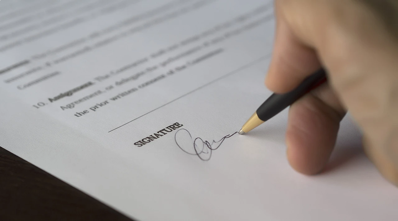 Particulier signant un acte d'achat immobilier chez un notaire en Espagne