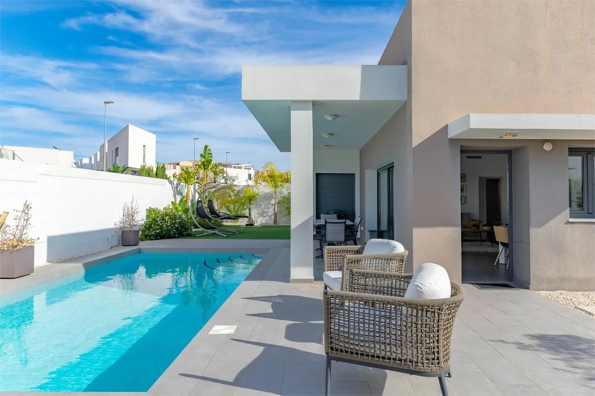 Villa moderne neuve avec piscine à vendre à Benijófar