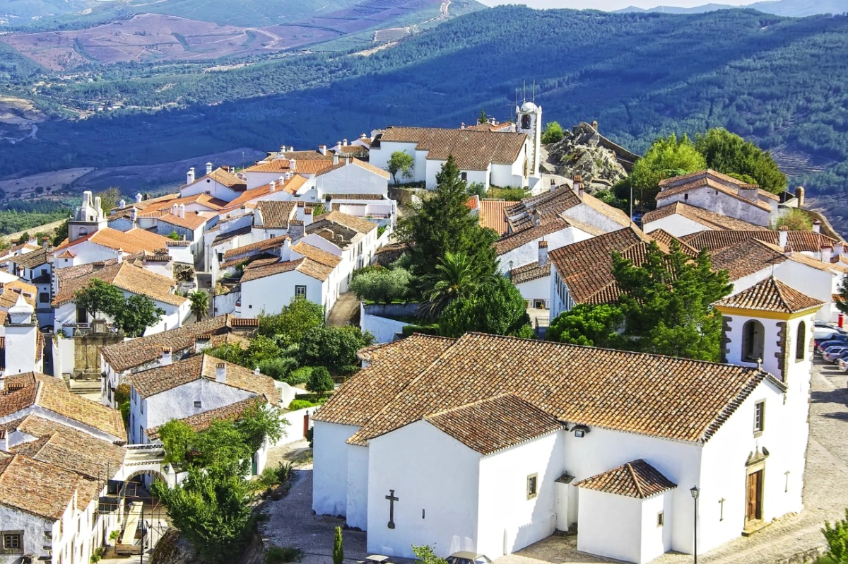 Vue d'un village blanc typique et abordable en Estrémadure, l'une des régions les moins chères d'Espagne