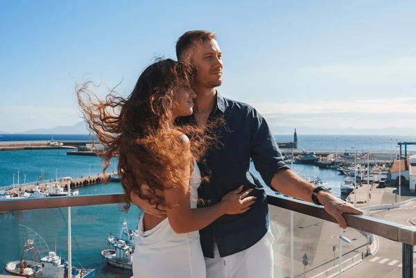 Couple visitant un appartement avec vue sur mer en Espagne