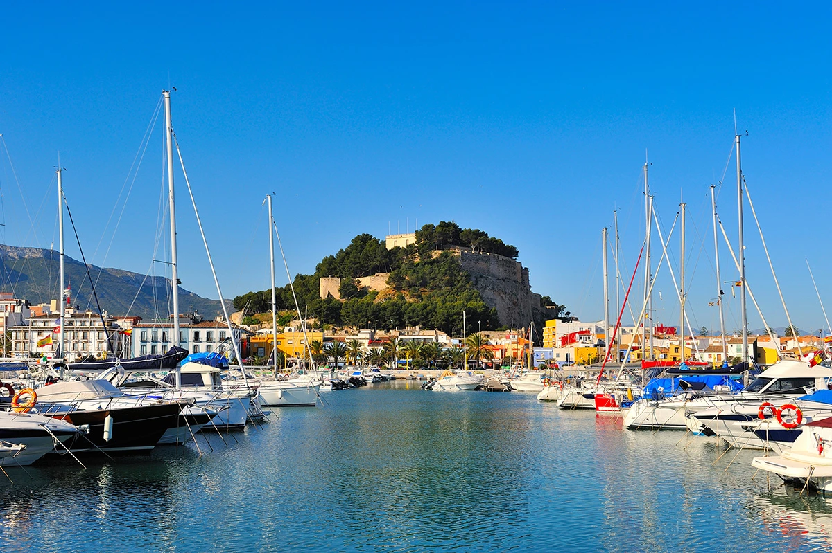 Vue du château et du port de Dénia, ville gastronomique