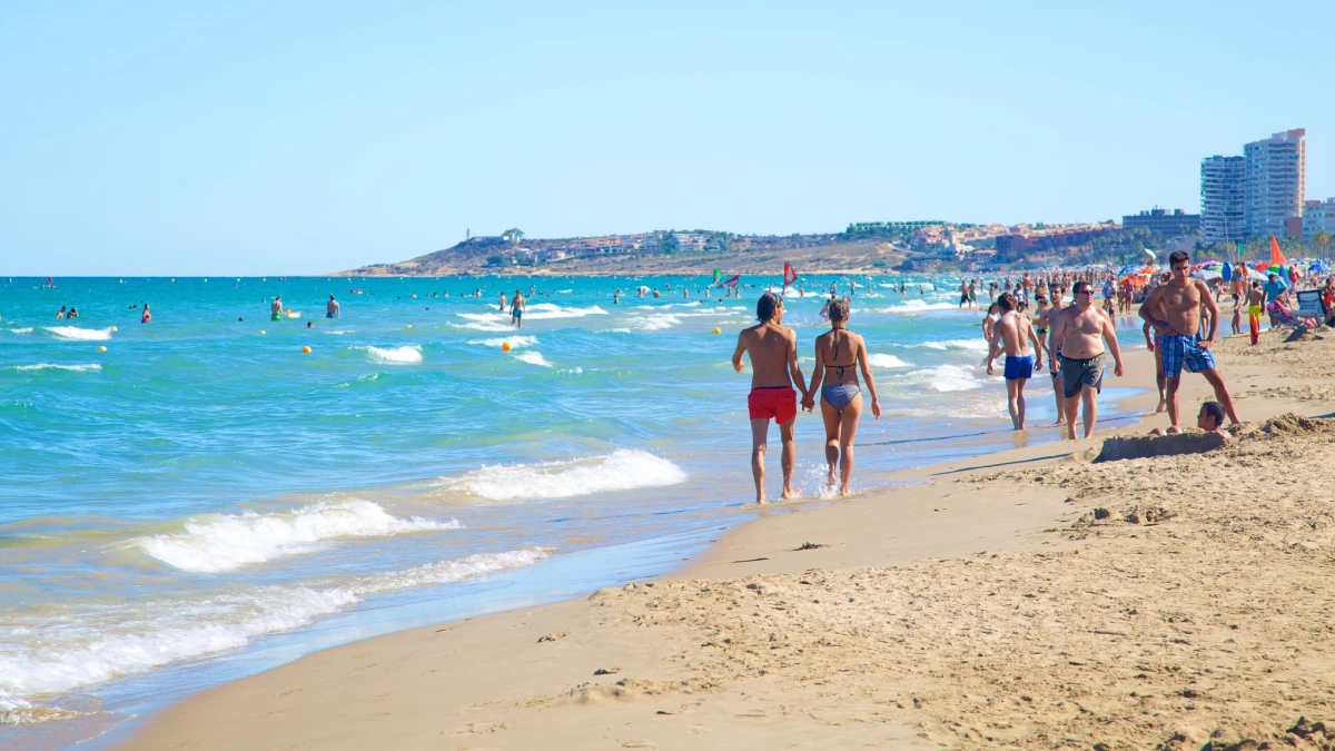 Vue sur la grande plage de San Juan à Alicante