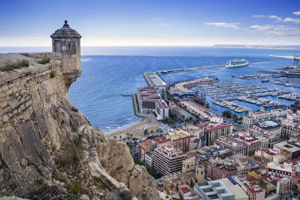 Vue du port et du château d'Alicante, ville dynamique
