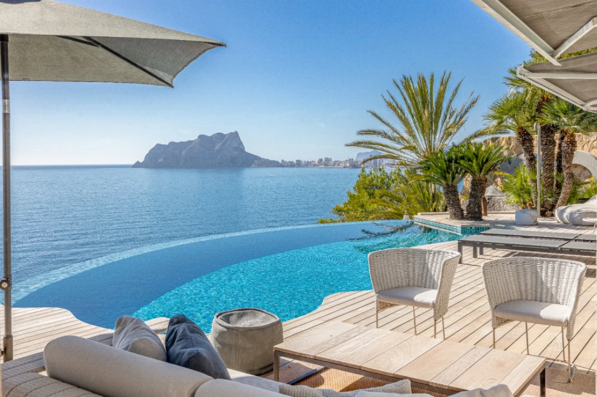 Vue sur la mer depuis une propriété de luxe sur la Costa Blanca en Espagne