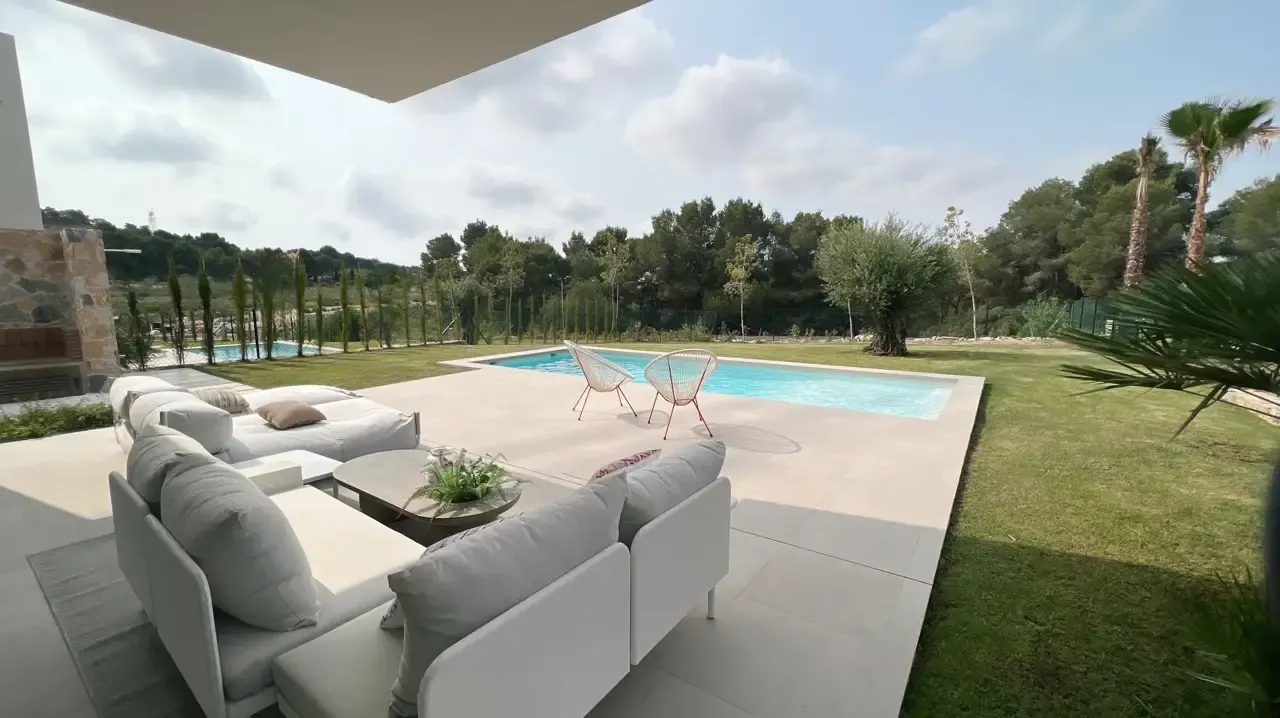 Vue jardin maison sur golf Alicante