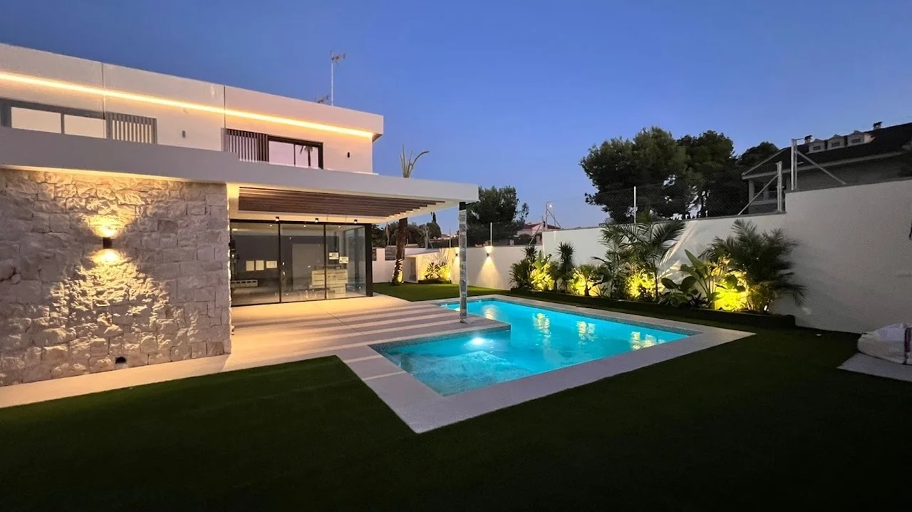 vue nocturne maison avec piscine Alicante