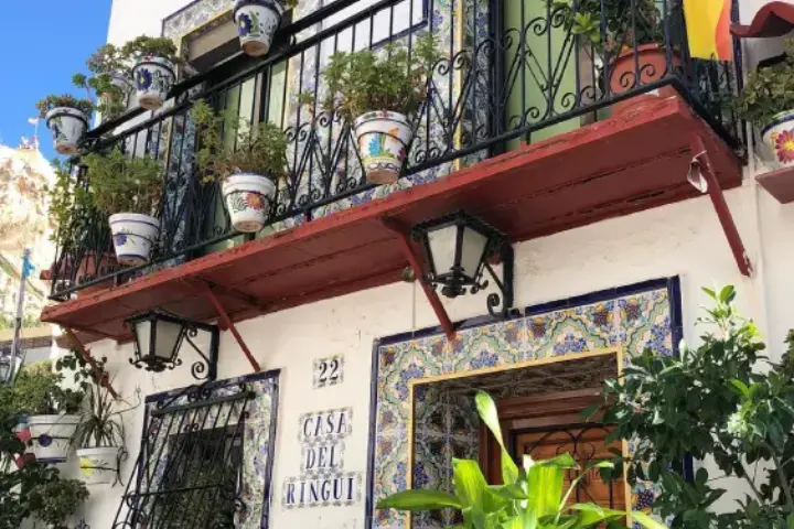 facade maison ruelles Casco Antiguo à Alicante Costa Blanca