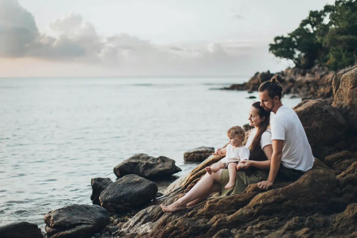 Famille en bord de mer se projettant dans sa nouvelle maison en Espagne